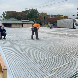 リンクの土台の上にある配管を点検中。