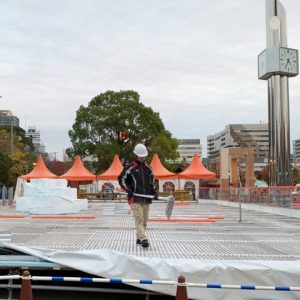 配管を痛めないよう慎重に。